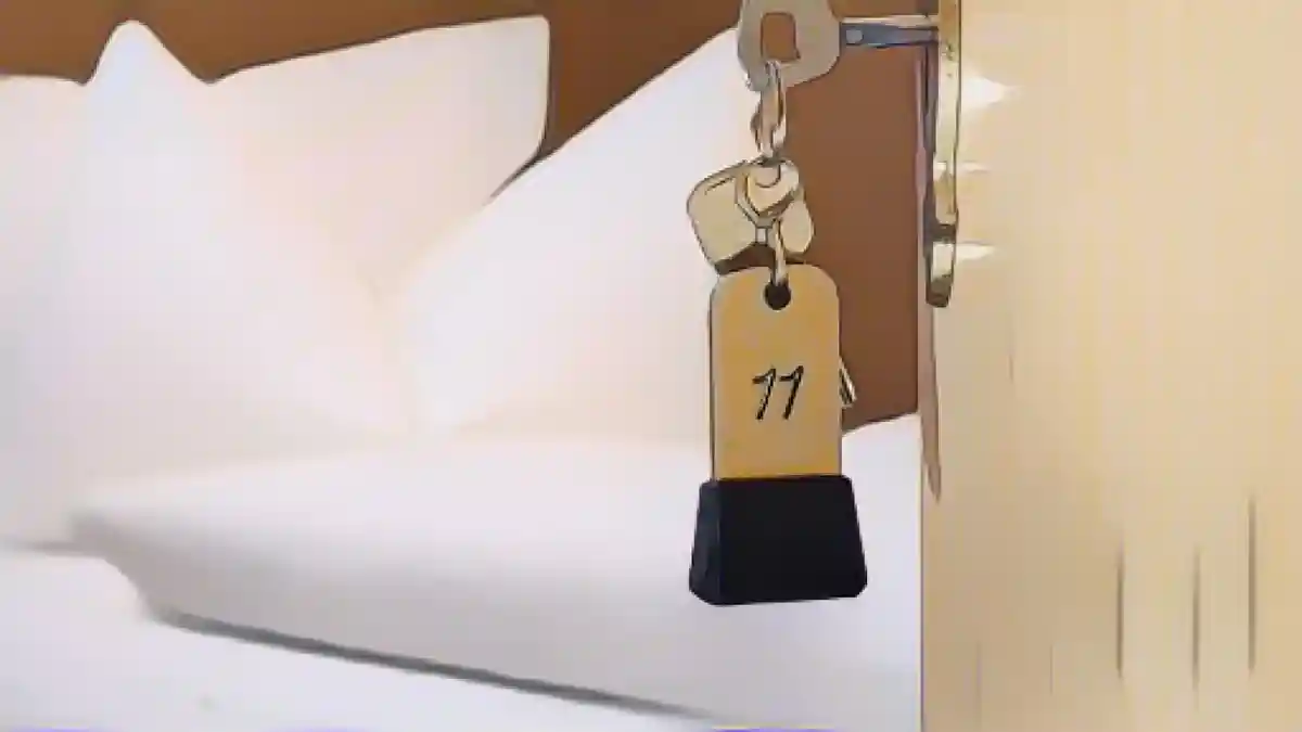 В дверном замке гостевого дома висит ключ от номера.:Ключ от номера висит в дверном замке гостевого дома. Фото