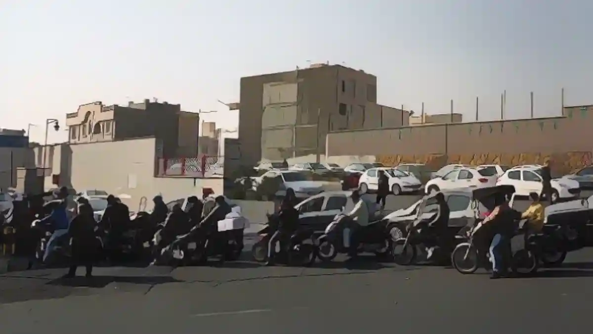 В Иране автомобили стоят в пробках перед заправочными станциями:В Иране автомобили стоят в пробках перед заправочными станциями.
