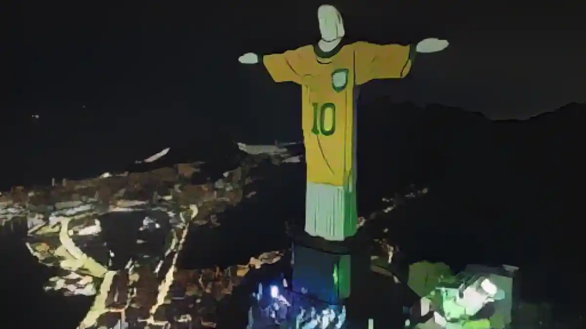 В Рио статуя Христа освещается джерси в честь Пеле.:В Рио статуя Христа освещена майкой в честь Пеле. Фото