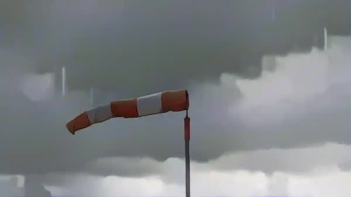 В штормовую погоду ветроуказатель развевается на ветру.:Ветроуказатель в штормовую погоду. Фото