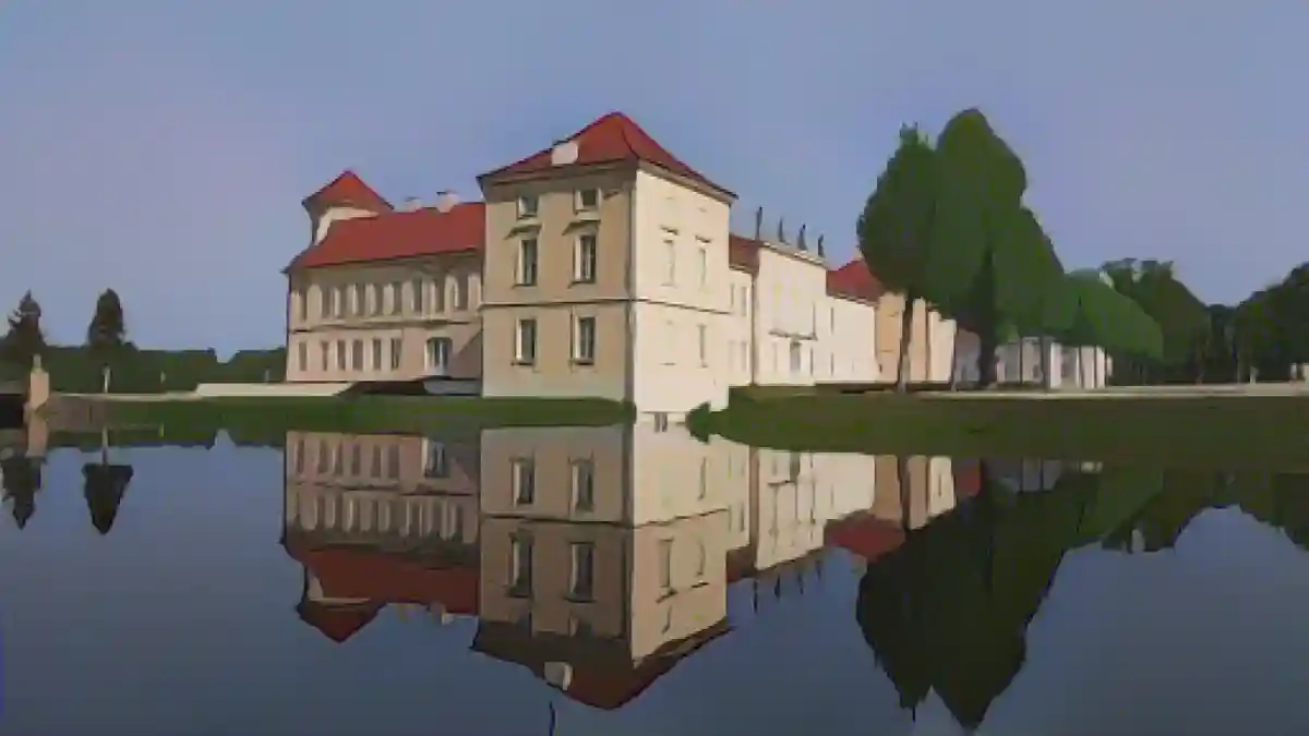 В воде отражается парковая часть замка Рейнсберг с литературным музеем Курта Тухольского.:Парковая часть замка Рейнсберг с Литературным музеем Курта Тухольского, отражающимся в воде. Фото
