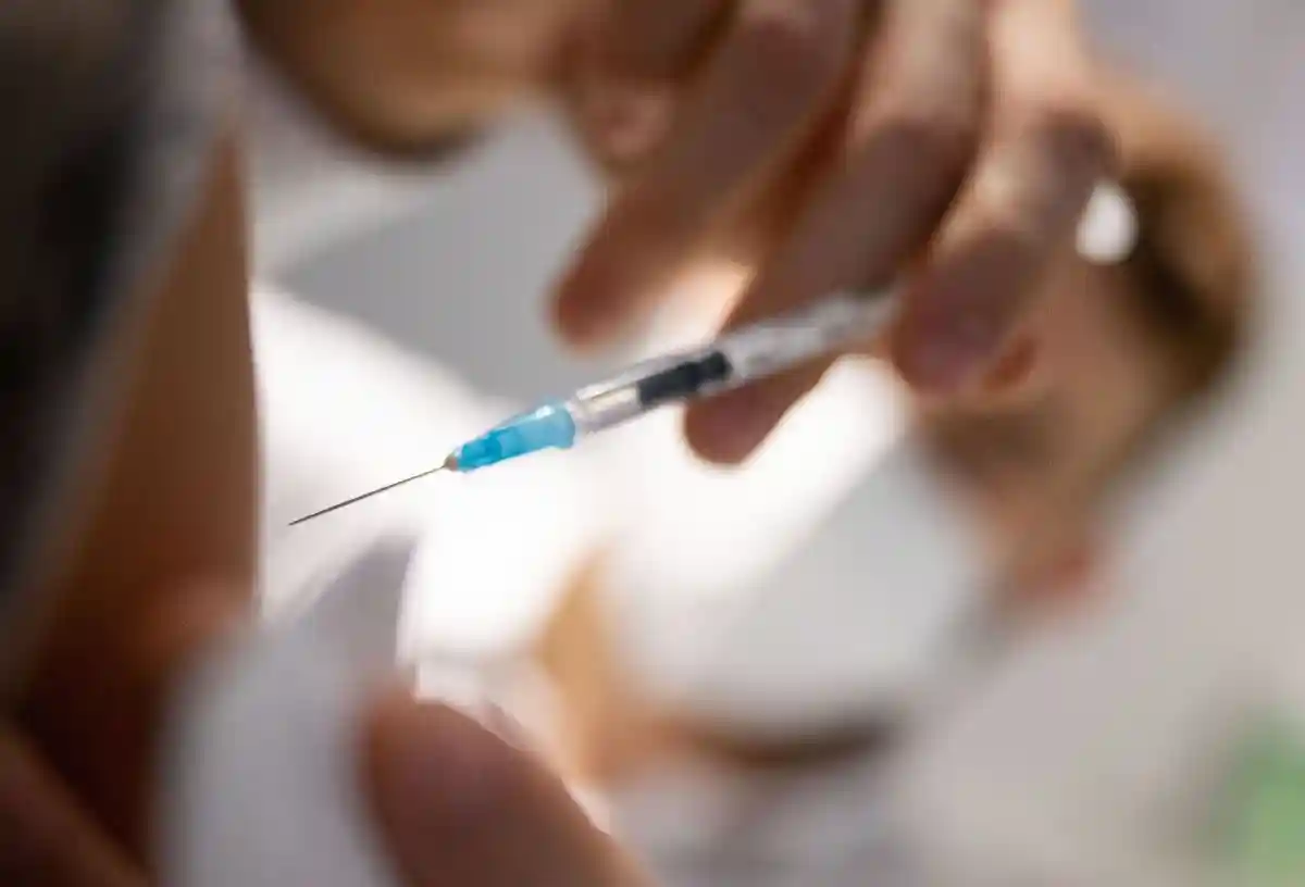 Вакцинация против короны:Женщина прививается вакциной против коронавируса в центре вакцинации в центре города.