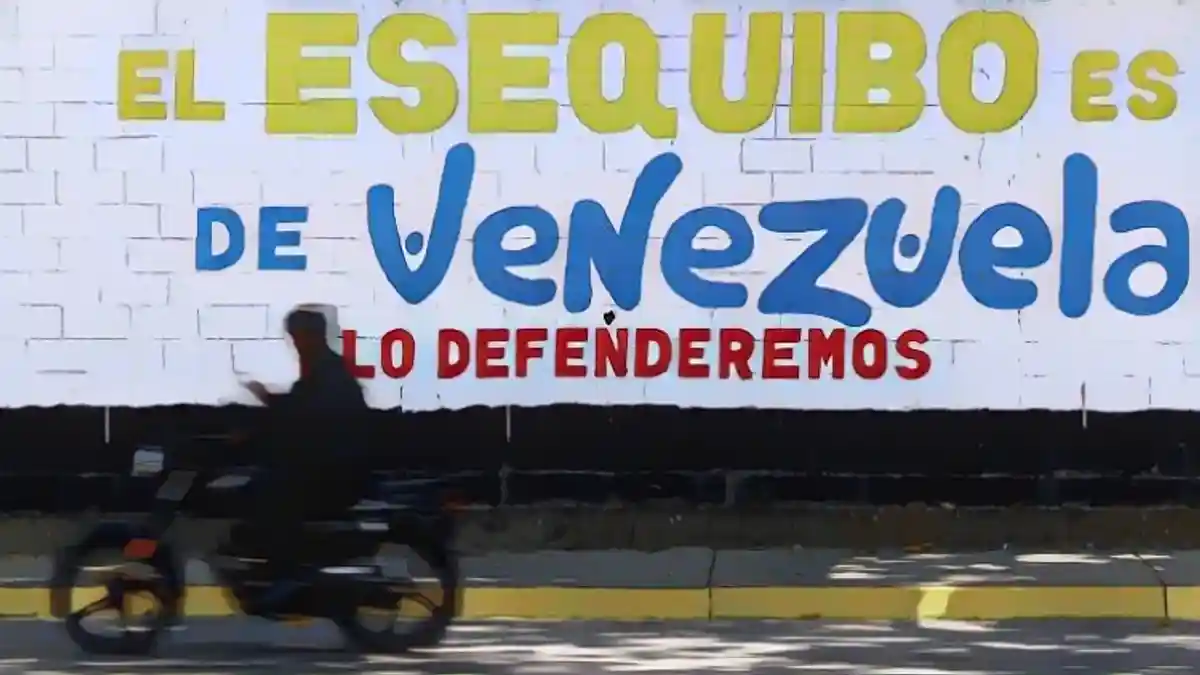Венесуэла претендует на регион Эссекибо (на национальном языке: Esequibo), который в настоящее время принадлежит Гайане:Венесуэла претендует на регион Эссекибо (Esequibo на местном языке), который в настоящее время принадлежит Гайане.