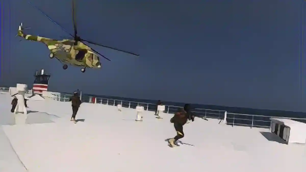 Вертолет подлетает к кораблю в море z:В ноябре йеменские повстанцы Хути захватили корабль в Красном море. Эта фотография была опубликована самой группировкой.