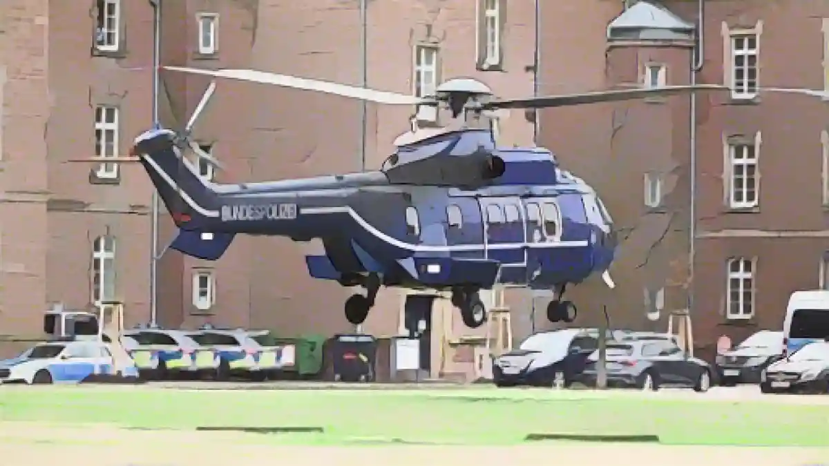 Вертолет с двумя арестованными на борту приземляется у здания Федерального суда (BGH) в Карлсруэ.:Вертолет с двумя арестованными на борту приземляется у здания Федерального суда (BGH) в Карлсруэ. Фото