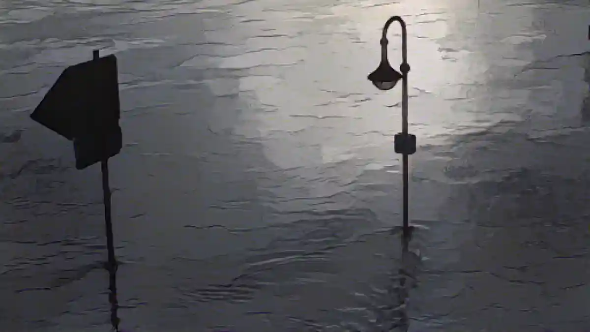 Вид на дорожные знаки и уличный фонарь на затопленном берегу Везера.:Вид на дорожные знаки и уличный фонарь на затопленном берегу Везера. Фото