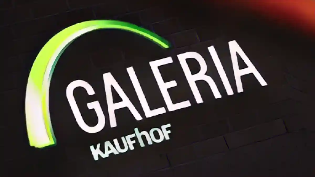 Вид на логотип универмага Galeria Kaufhof в центре города.:Вид на логотип универмага Galeria Kaufhof в центре города. Фото