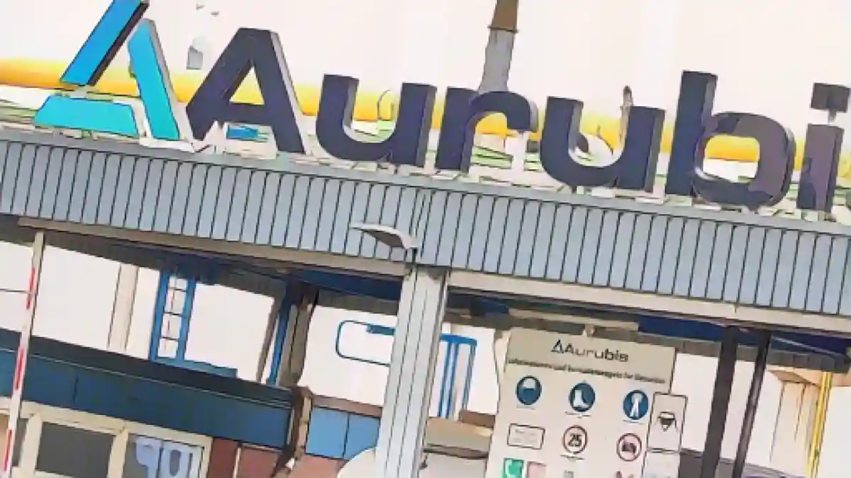 Вид на надпись "Aurubis" над входными воротами завода Aurubis East.:Вид на надпись "Aurubis" над въездными воротами завода Aurubis East. Фото