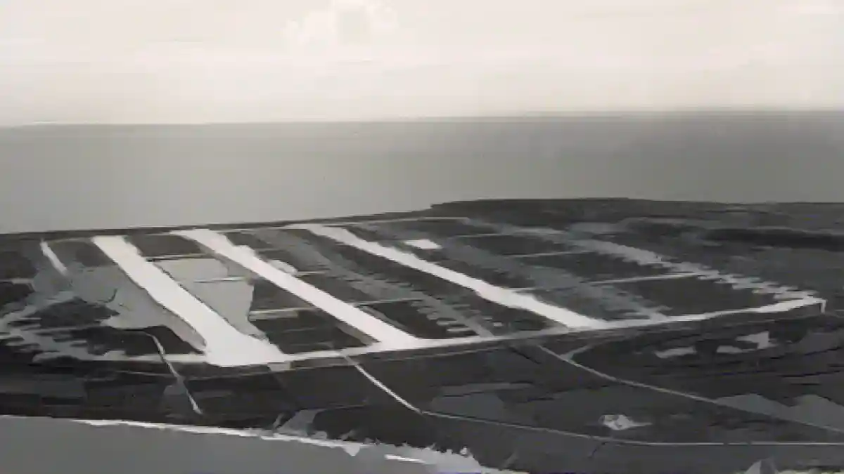 Вид на Норт-Филд, откуда впоследствии взлетит "Энола Гей" (в августе 1945 года), Тиниан, Северные Марианские острова, 31 марта 1945 года:Вид на Норт-Филд, Тиниан, Северные Марианские острова, 31 марта 1945 года, когда это был самый загруженный аэропорт в мире.