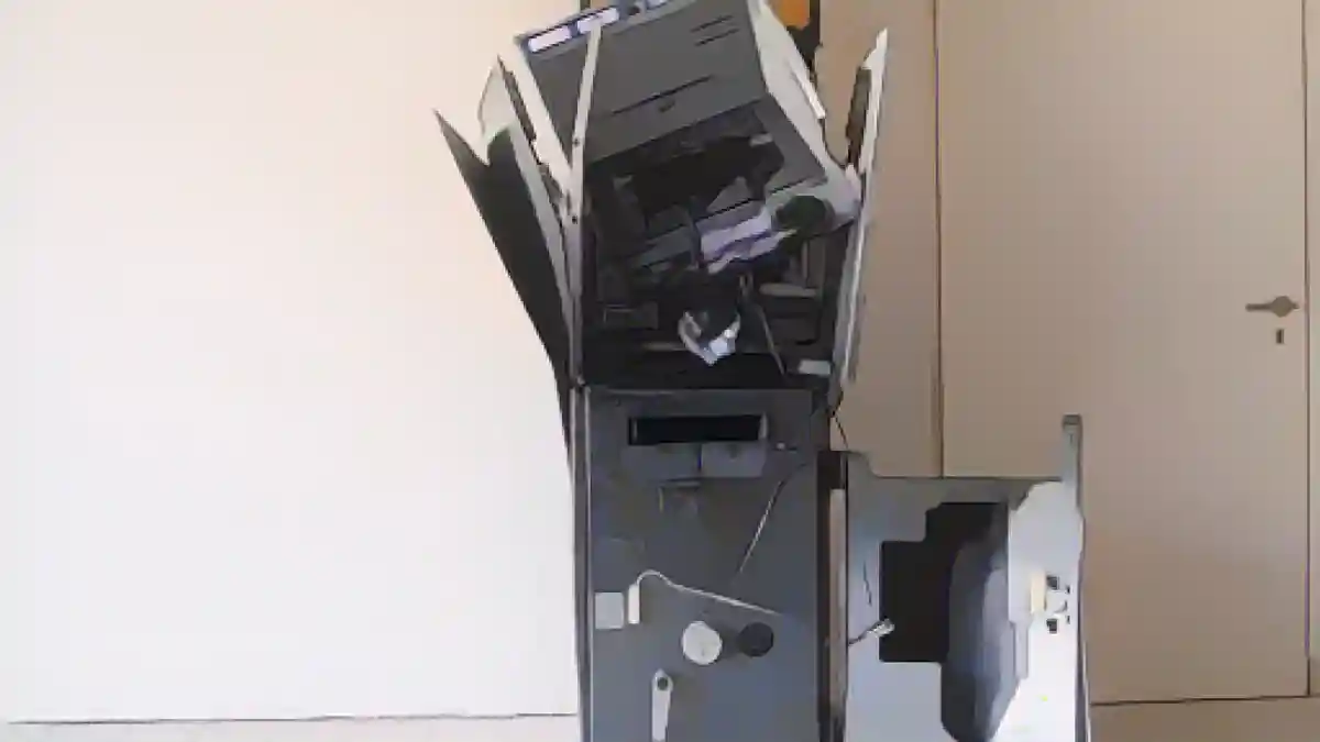 Вид на разрушенный банкомат.:Вид на разгромленный банкомат. Фото