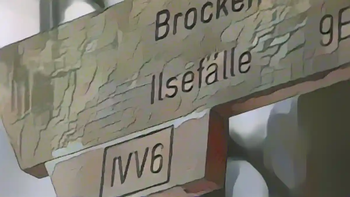 Вид на туристический знак с надписью Brocken Ilsefälle.:Вид на туристический знак с надписью Brocken Ilsefälle. Фото