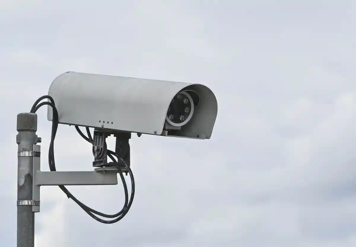 Видеонаблюдение:Камера наблюдения на фоне пасмурного неба.