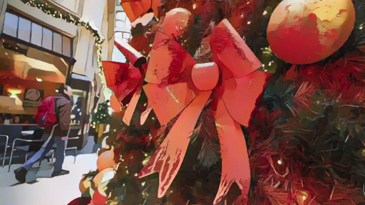 Вместо праздничных цветов рождественская елка на Потсдамской площади горит оранжевым цветом:Вместо праздничных цветов рождественская елка на Потсдамской площади сияет оранжевым.