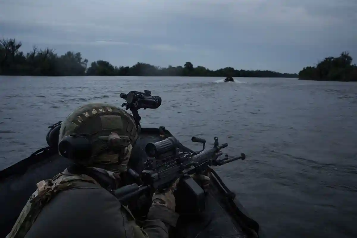Война на Украине:Украинские солдаты путешествуют на лодке по Днепру на линии фронта под Херсоном.