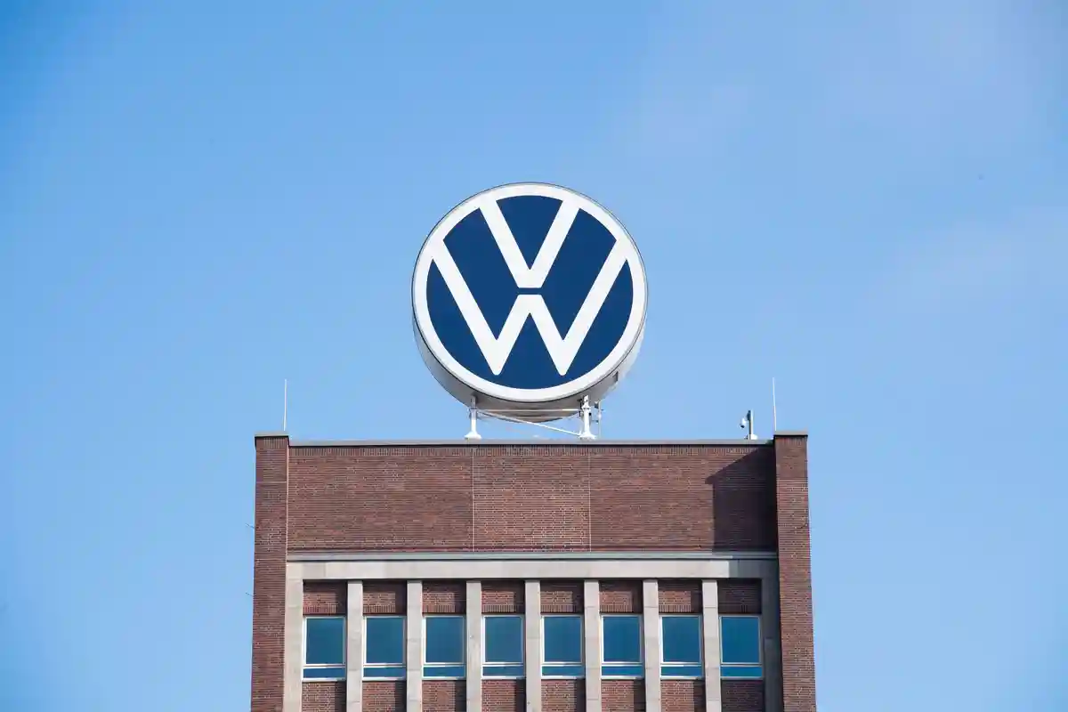 Volkswagen:Башенный блок марки Volkswagen на территории автопроизводителя в Вольфсбурге.