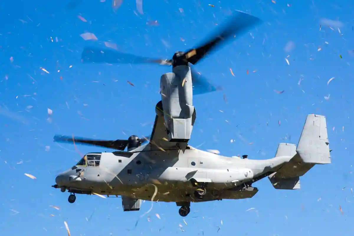 Вооруженные силы США:По данным New York Times, более 60 смертей были связаны с авариями Osprey с тех пор, как американские военные начали использовать этот самолет в начале 1990-х годов.