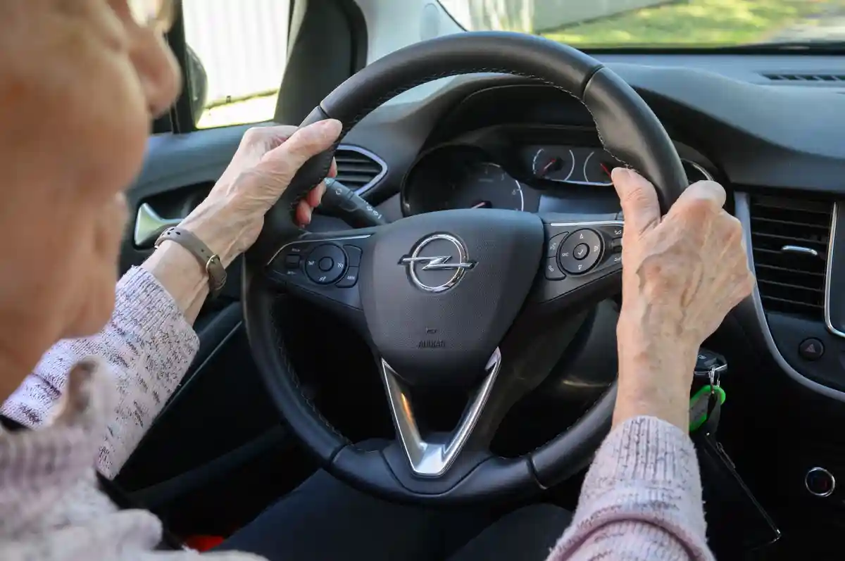 Возможность управлять автомобилем в пожилом возрасте:Министры транспорта ЕС хотят определить свою позицию по новым правилам выдачи водительских прав в ЕС. Среди прочего, речь идет о требованиях к пожилым людям.