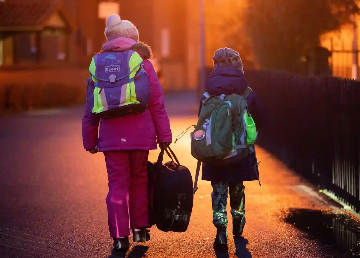 Все больше и больше нарушений речи у детей:Два ученика рано утром идут в свою начальную школу в регионе Ганновер.