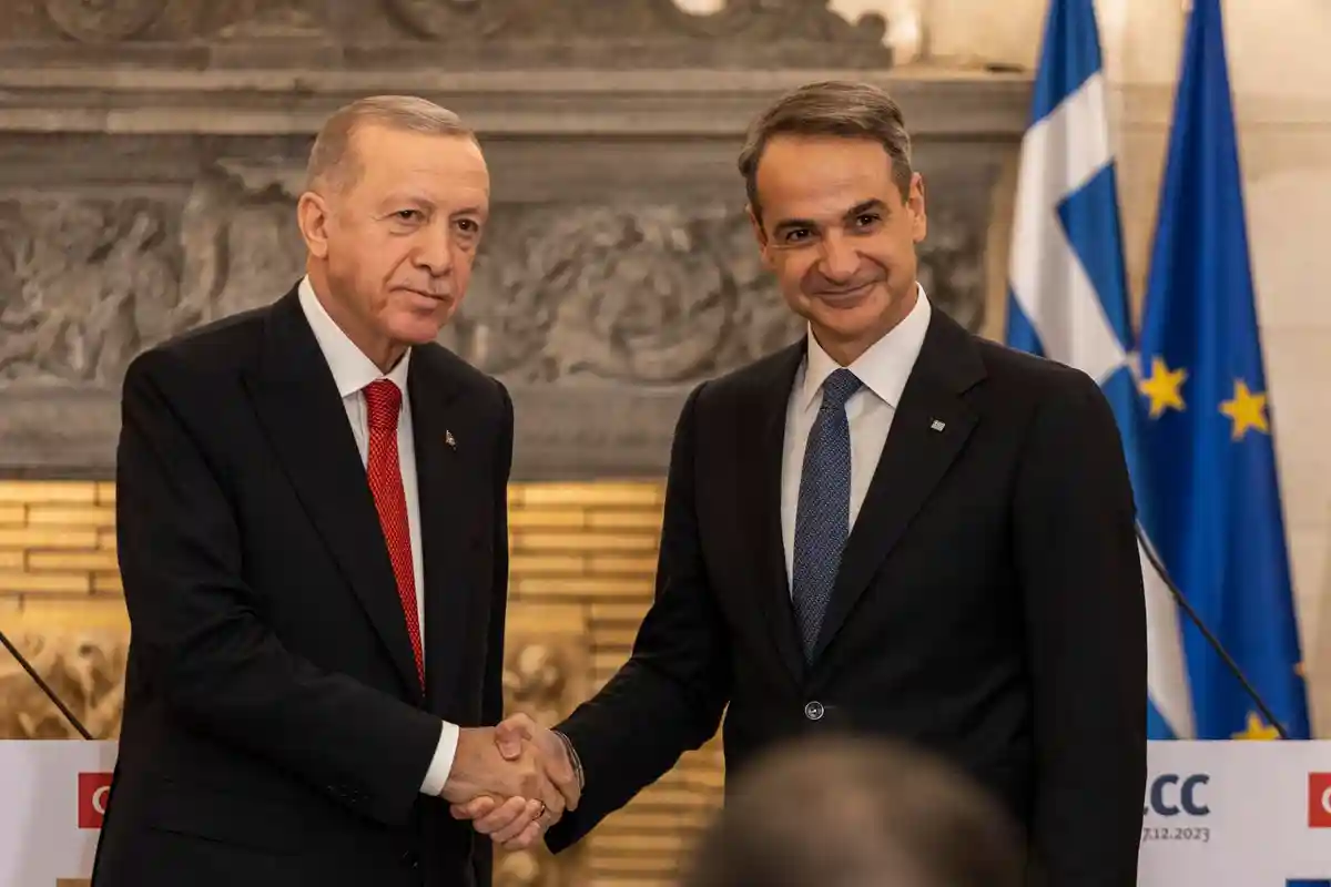 Встреча в Афинах:Чрезвычайно примирительные отношения в Афинах: президент Турции Реджеп Тайип Эрдоган (л) и премьер-министр Греции Кириакос Мицотакис.