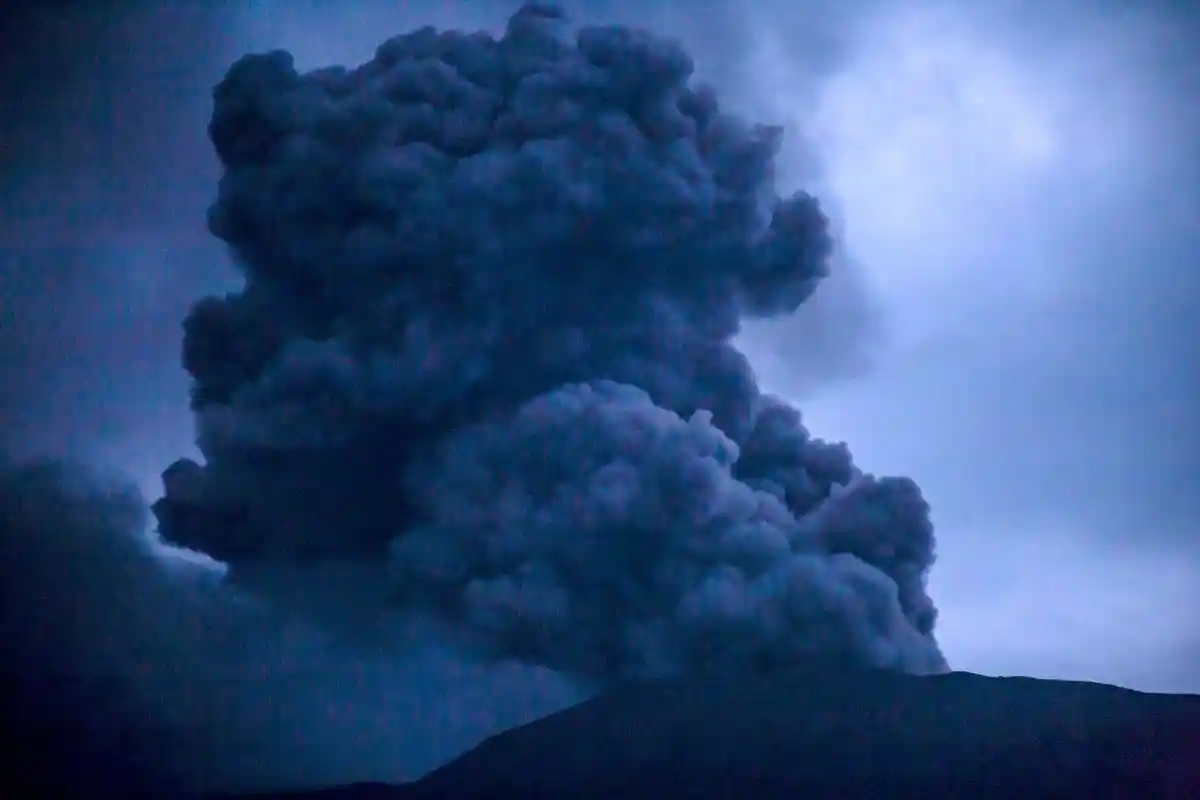 Вулкан Марапи:В результате извержения вулкана Марапи погибает множество людей.