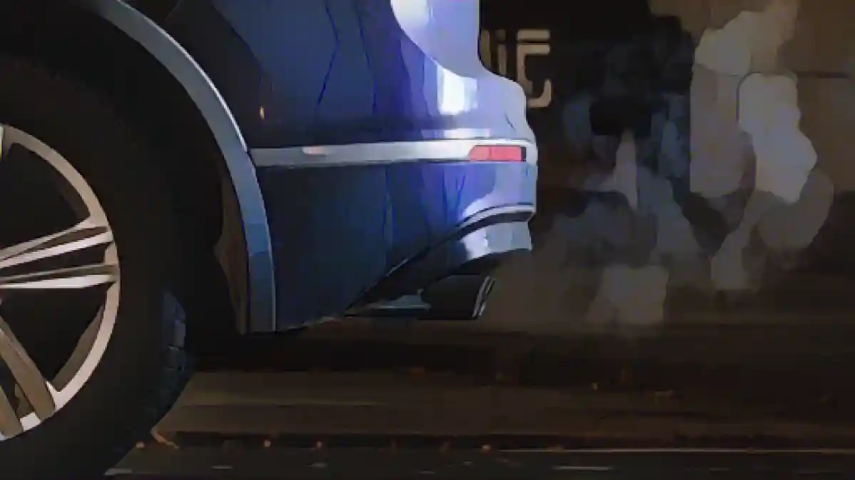 Выхлопные газы выходят из выхлопной трубы автомобиля Volkswagen Tiguan.:Выхлопные газы выходят из выхлопной трубы автомобиля Volkswagen Tiguan. Фото