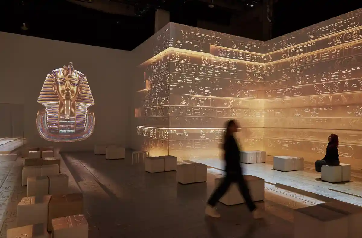Выставка Тутанхамона в Гамбурге:Вид на иммерсивную выставку "Тутанхамон" в Альтоне.