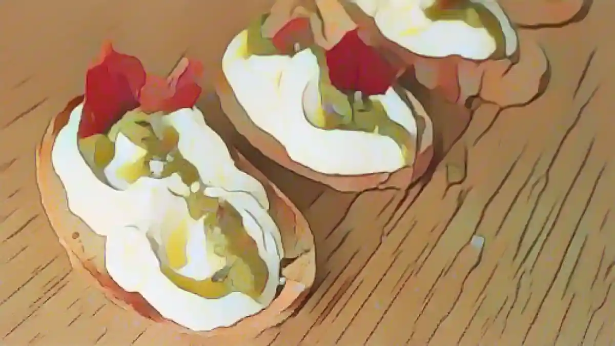Взбитая рикотта с песто на тосте:Взбитая рикотта - самый простой способ обновить праздничные закуски