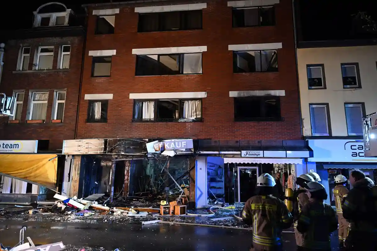 Взрыв в магазине модной одежды в Эшвайлере - начинается судебный процесс:Обломки лежат перед домом на Нойштрассе.