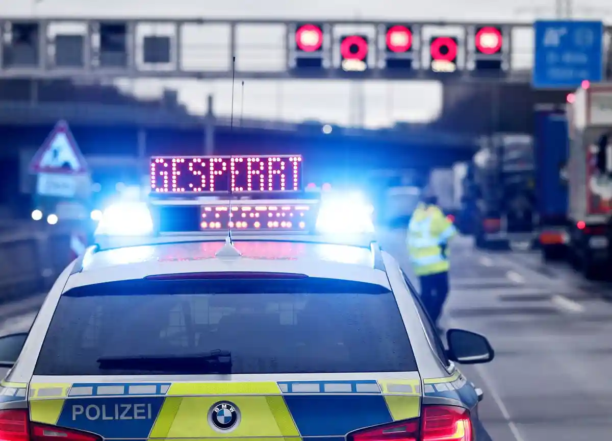 Закрытая дорога:На полицейском автомобиле светится надпись "Заперто".
