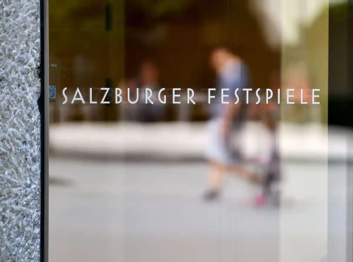 Зальцбургский фестиваль:Надпись Зальцбургского фестиваля на входной двери.