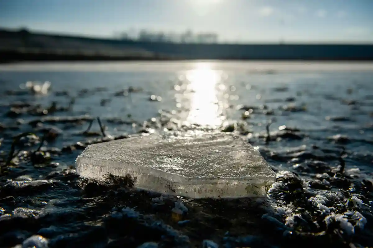 Замерзшее озеро:Кусок льда лежит рядом с замерзшим озером.