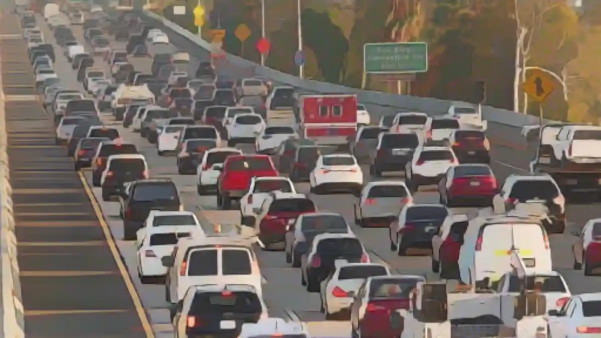 Заполненная транспортом магистраль:Лучшее и худшее время для путешествий на праздники, по мнению AAA