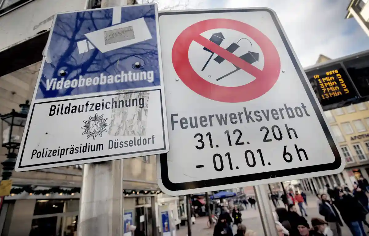 Запрет на петарды:Знаки, указывающие на видеонаблюдение и запрет на фейерверки в Дюссельдорфе.