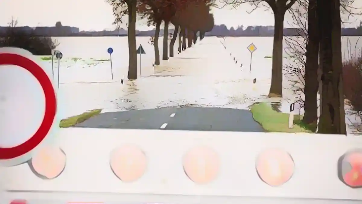 Затопленная дорога в округе Ниенбург/Везер:Затопленная дорога в районе Ниенбург/Везер.