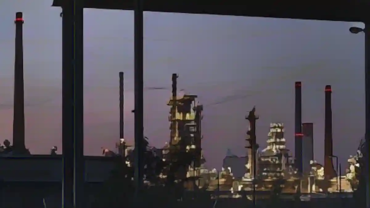 Заводы по переработке сырой нефти вечером.:Нефтеперерабатывающие предприятия вечером. Фото