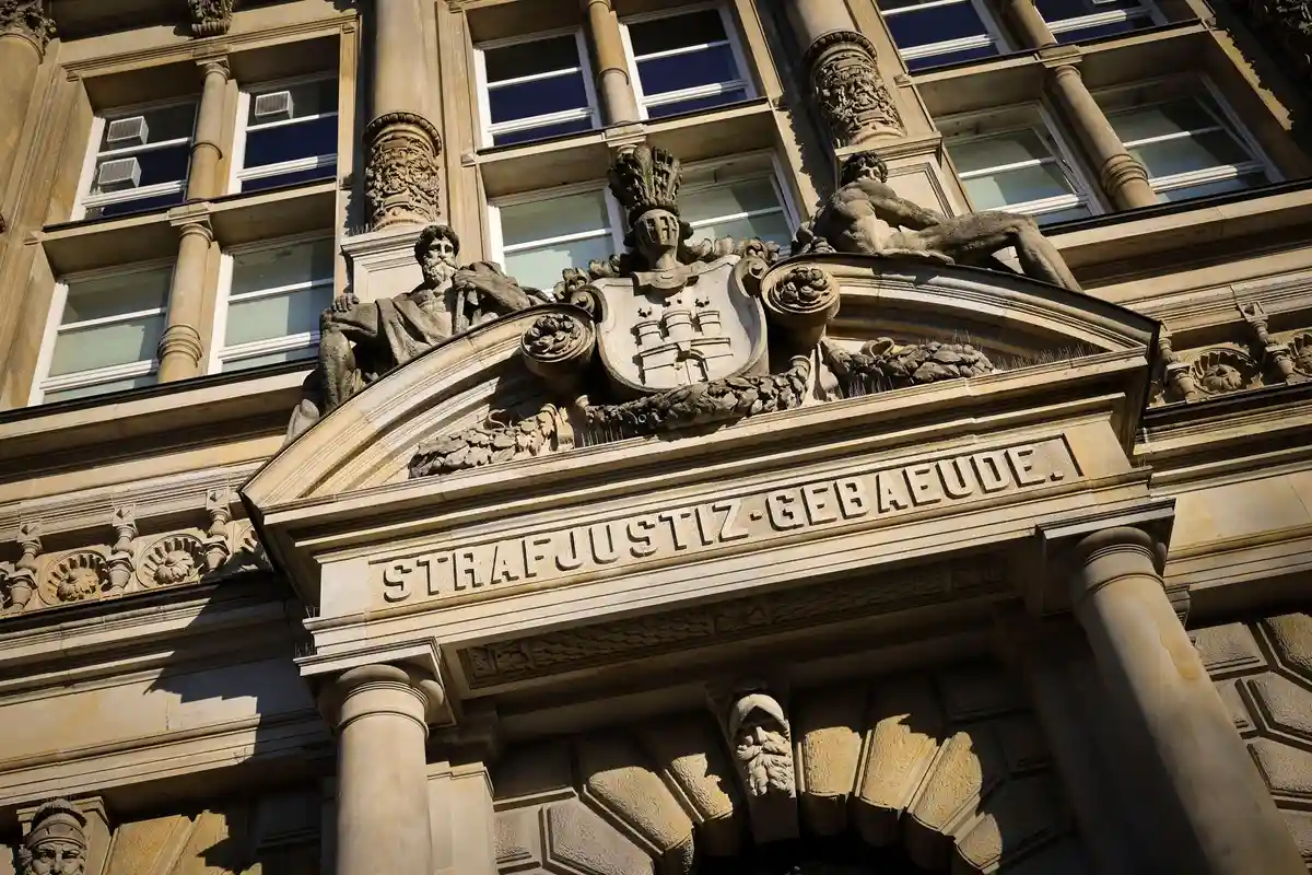 Здание уголовной юстиции в Гамбурге:Вид снаружи с главным входом в здание уголовного суда Гамбурга на площади Зивекингплац.