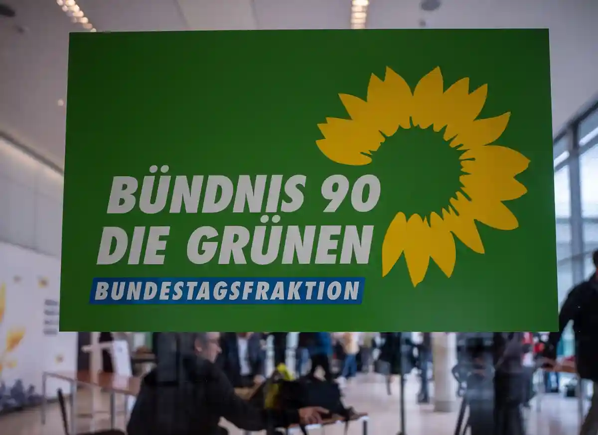 Зеленая группа:Логотип парламентской группы Bündnis90/Die Grünen в немецком Бундестаге.