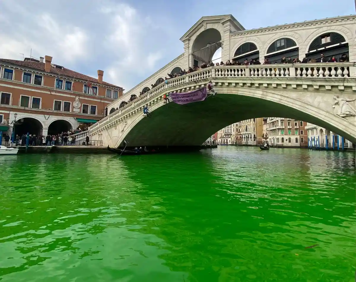 Зеленый цвет:Вода Большого канала под мостом Риальто в Венеции имеет ярко-зеленый цвет.