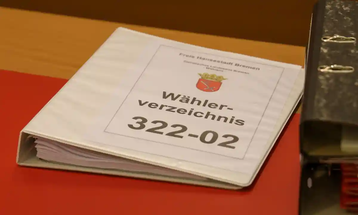 Жалобы на выборы гражданства в В:Список избирателей лежит на столе в начале судебного заседания в зале административного суда Бремена.