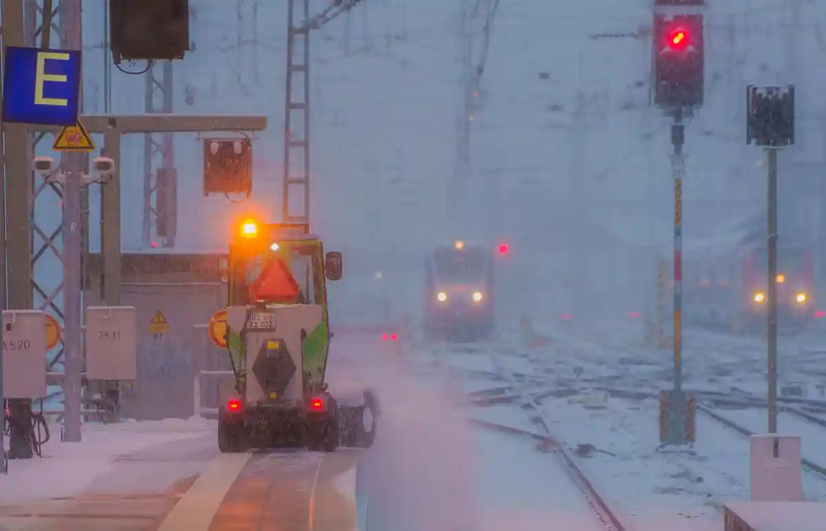 Железнодорожный транспорт:Снегоуборщик расчищает платформу на центральном вокзале Франкфурта.
