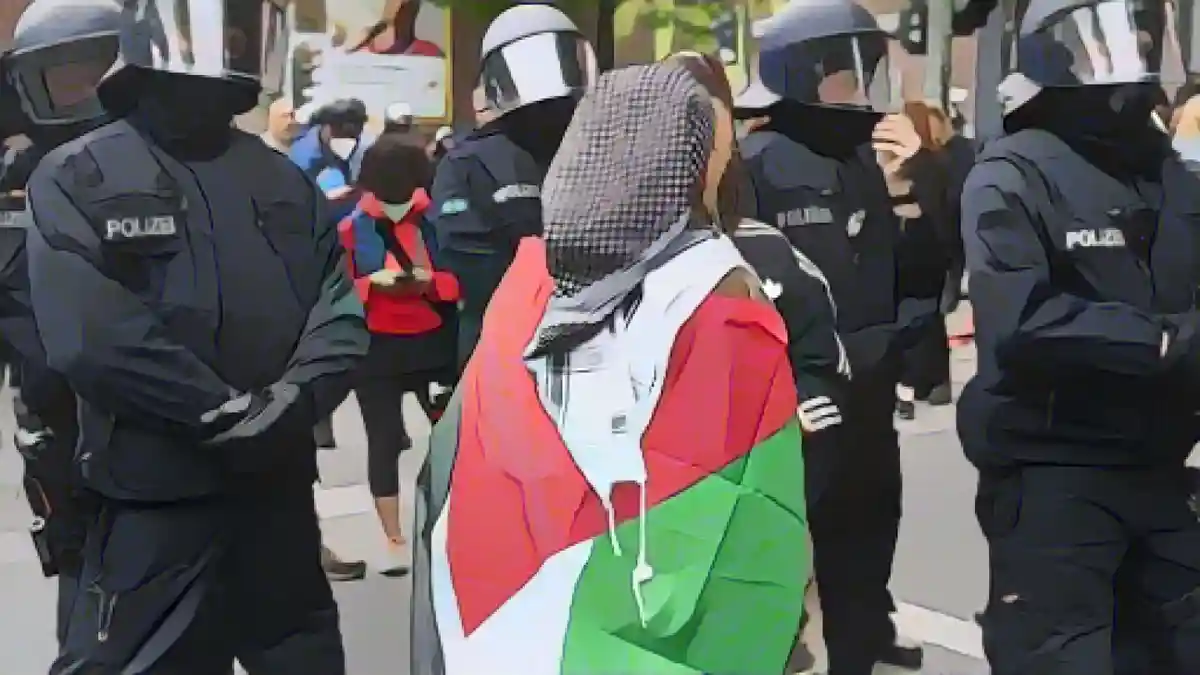 Женщина несет палестинский флаг.:Женщина несет флаг Палестины. Фото