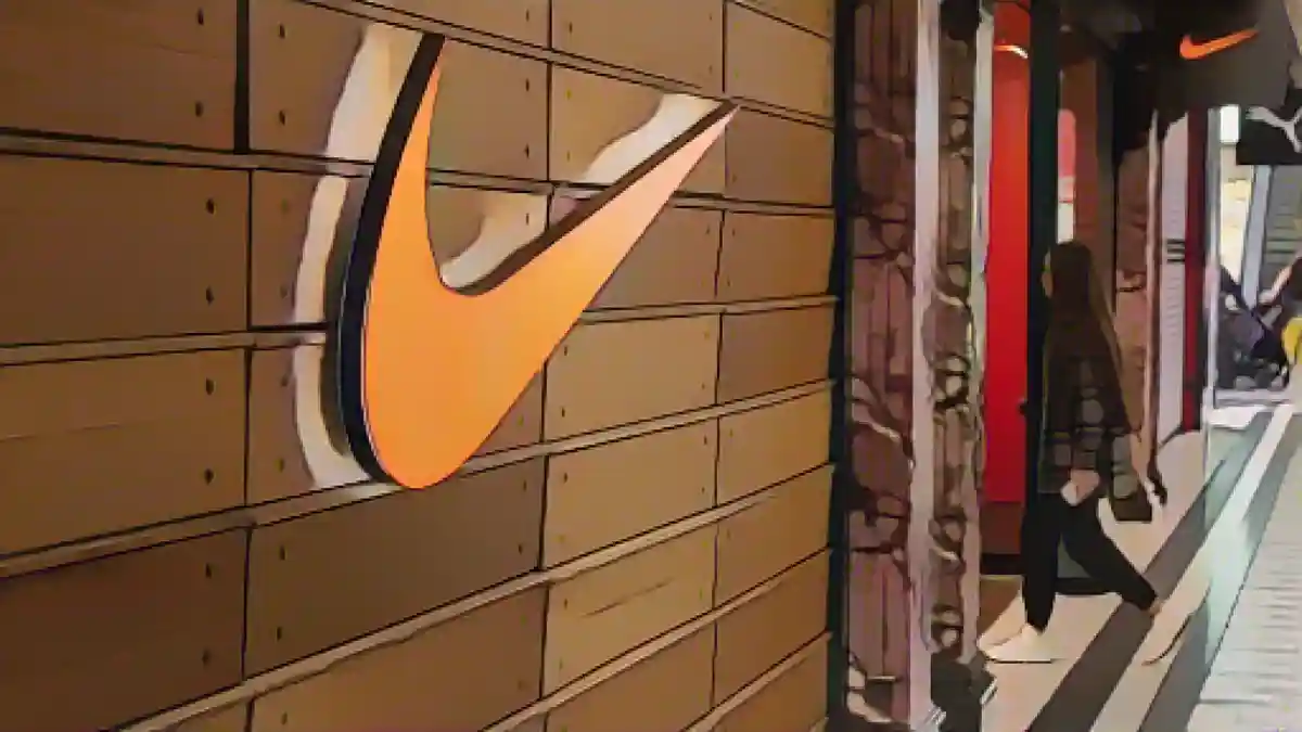 Женщина заходит в магазин Nike в торговом центре в Москве, Россия, 30 мая.:Nike замедляется.