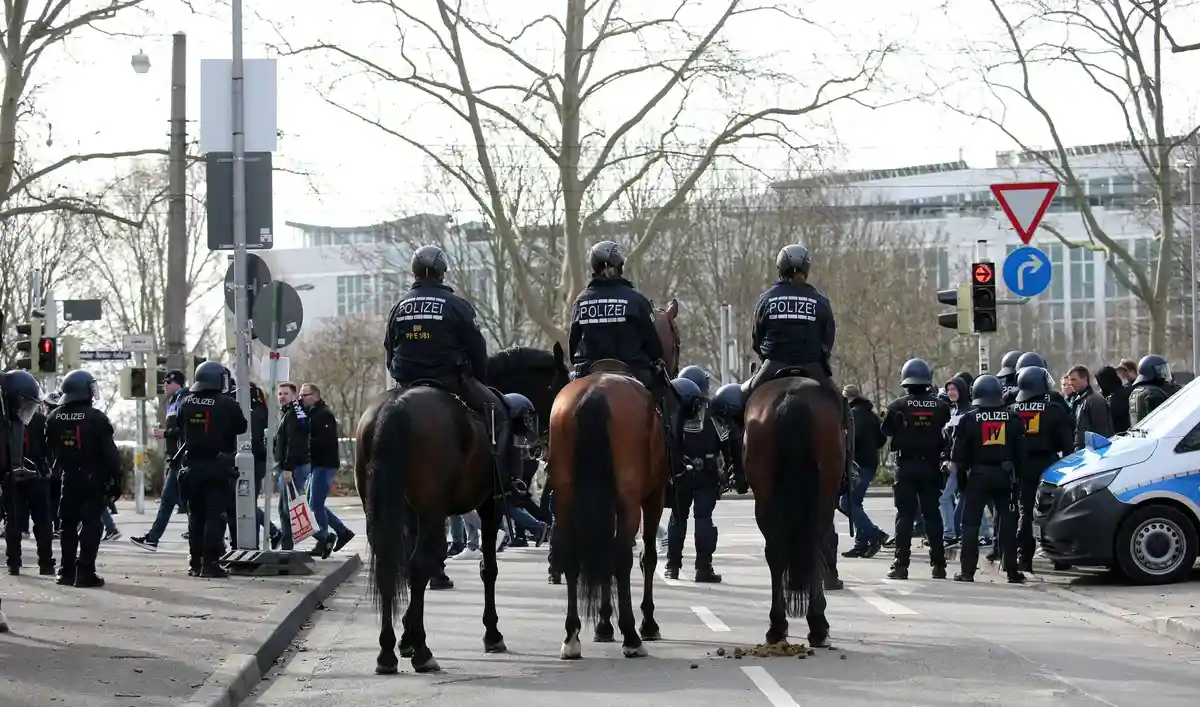 Жестокое обращение с животными в конном эскадроне?:Полиция охраняет территорию перед стадионом.