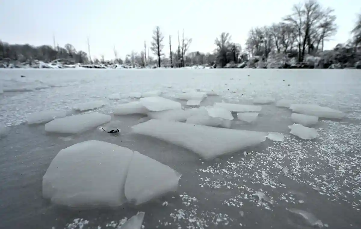 Зимняя погода:Озеро замерзло.