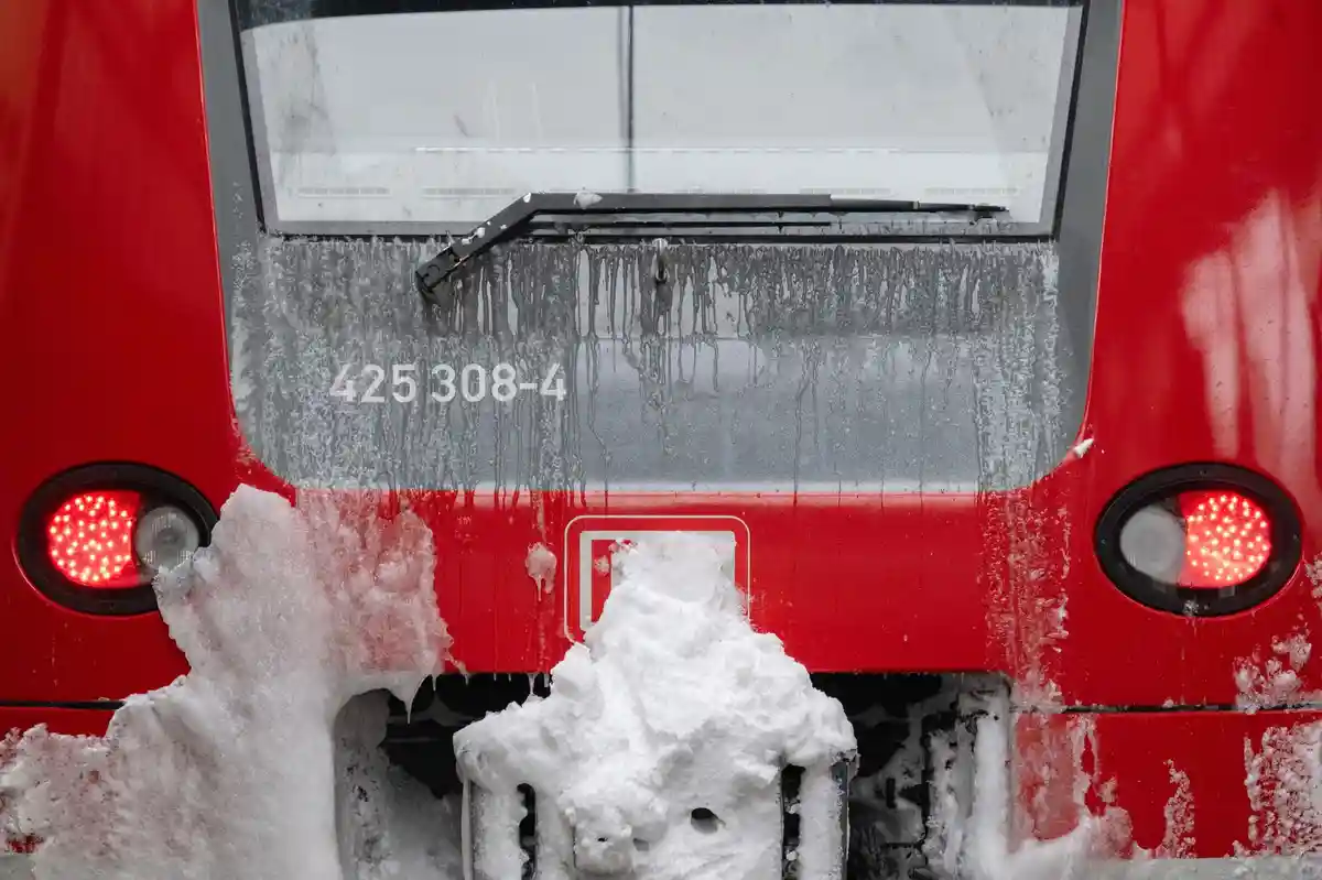 Зимняя погода на юго-западе:Передняя часть регионального поезда на главном вокзале частично покрыта снегом и льдом.