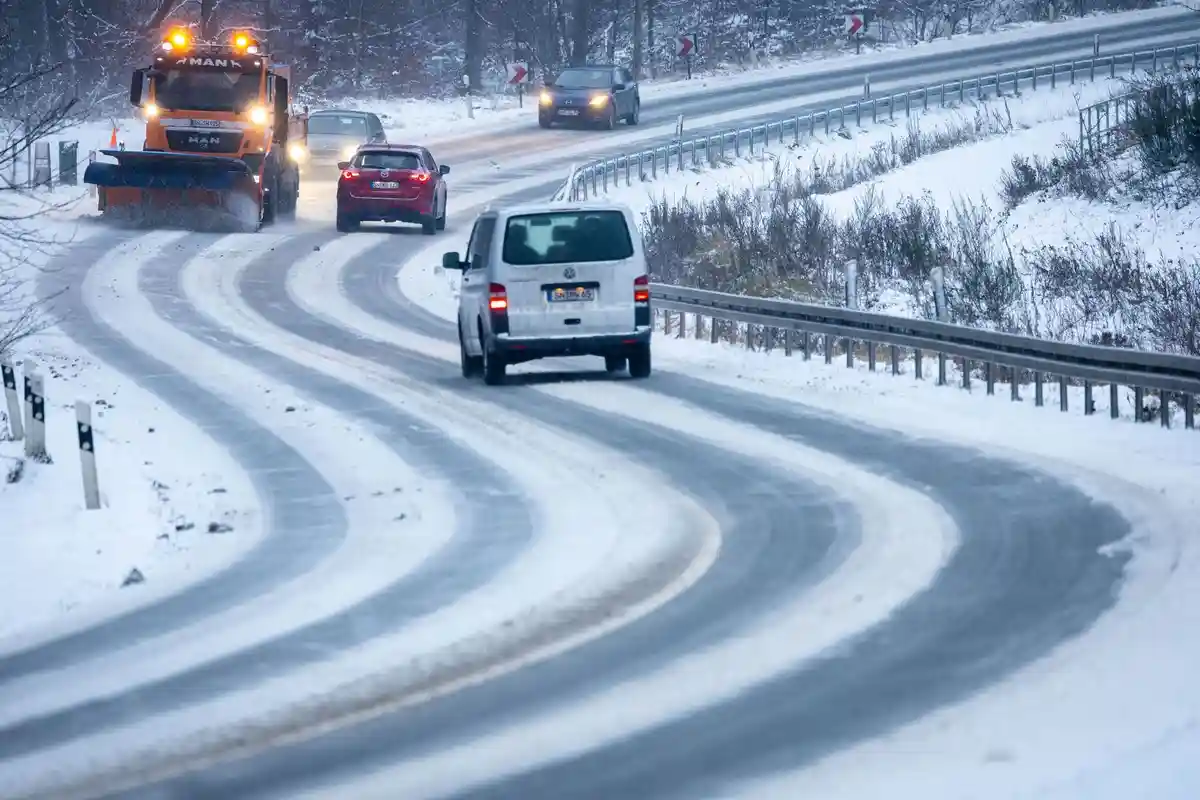 Зимняя погода на севере Германии:Снегоуборочная машина убирает снег и лед с главной дороги. Сильный снегопад и минусовая температура затрудняют движение на севере Германии.