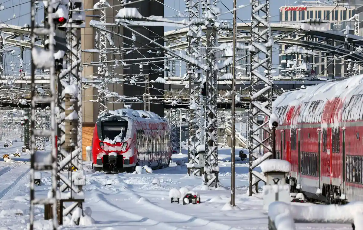 Зимняя погода - Центральный вокзал Мюнхена:Региональные поезда, занесенные снегом, на главном вокзале.