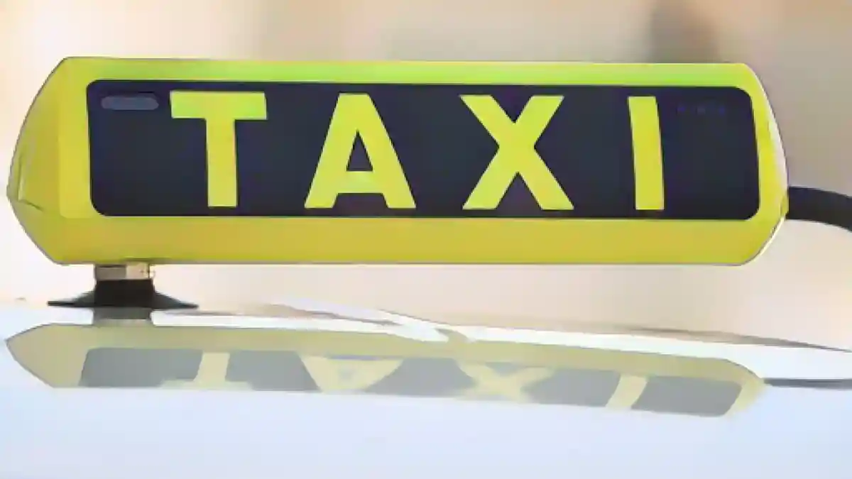 Знак такси на такси.:Знак такси на автомобиле такси. Фото