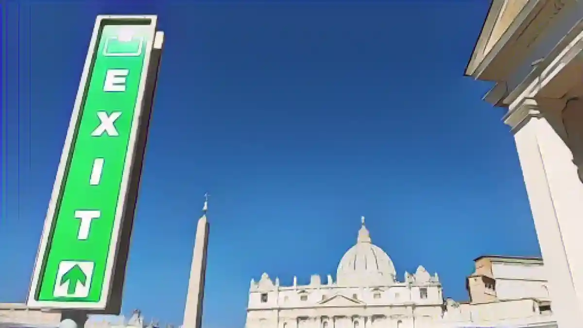 Знак "Выход" стоит на краю площади Святого Петра перед базиликой Святого Петра.:Знак "Выход" стоит на краю площади Святого Петра перед базиликой Святого Петра. Фото