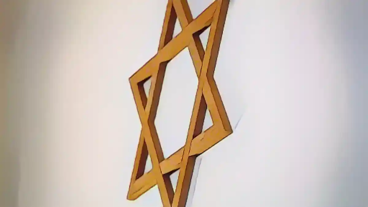 Звезда Давида висит на стене в молитвенной комнате синагоги.:Звезда Давида висит на стене в молитвенной комнате синагоги. Фото